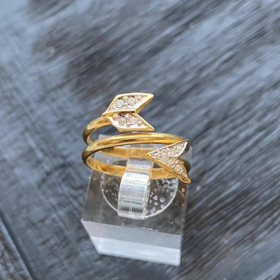 خاتم فنتج سهم ذهبي مرصّع – Vintage Arrow Ring (1980s)