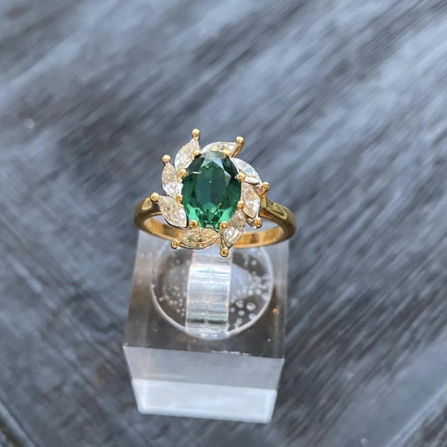خاتم فنتج بحجر أخضر ملكي – Vintage Green Cluster Ring (1980s)