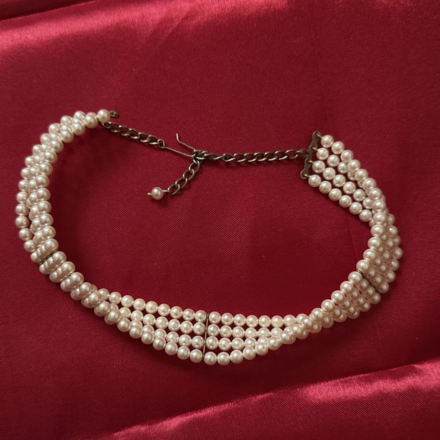Luxury pearl necklace from the brand Lotus Royale