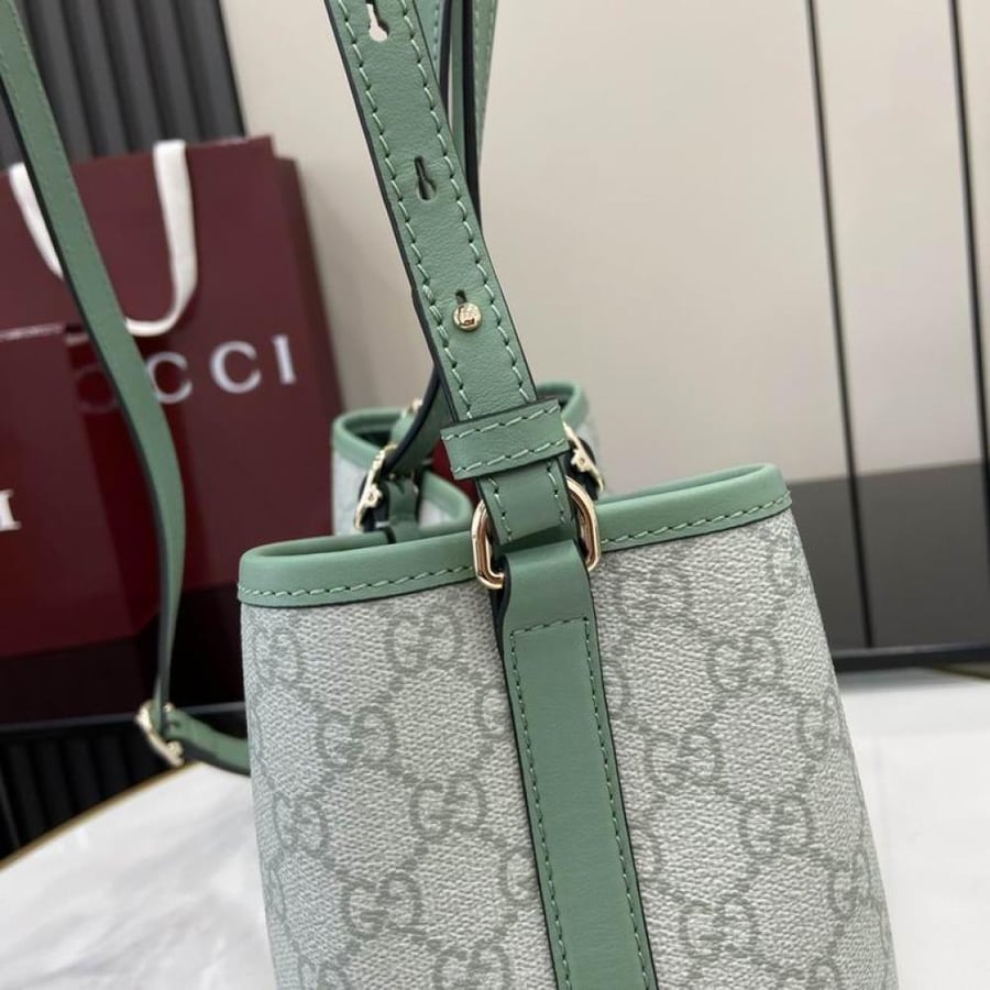 شنطة توت جوتشي متوسطة G G Emblem Medium Tote