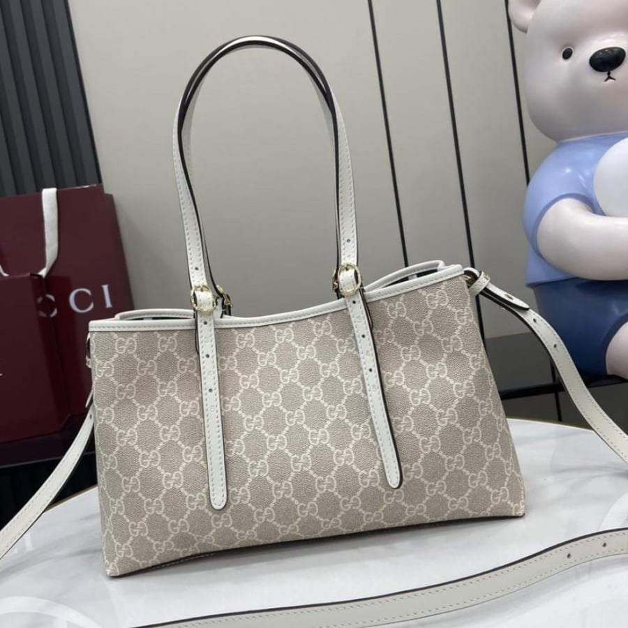شنطة توت جوتشي متوسطة G G Emblem Medium Tote