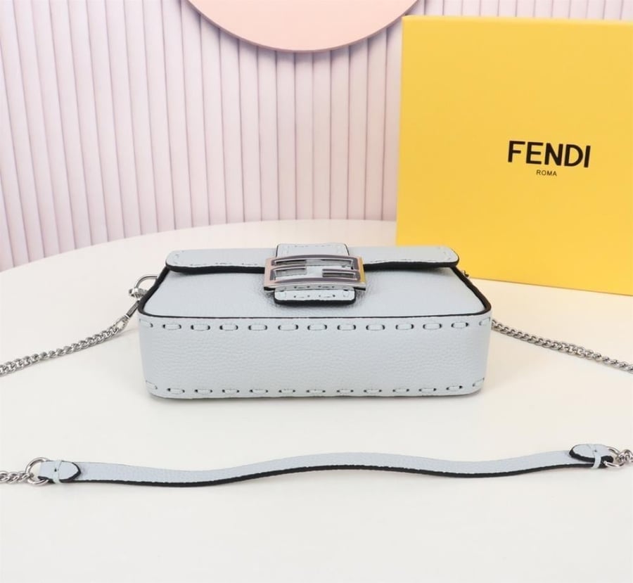 شنطة فيندي باجيت Fendi Baguette