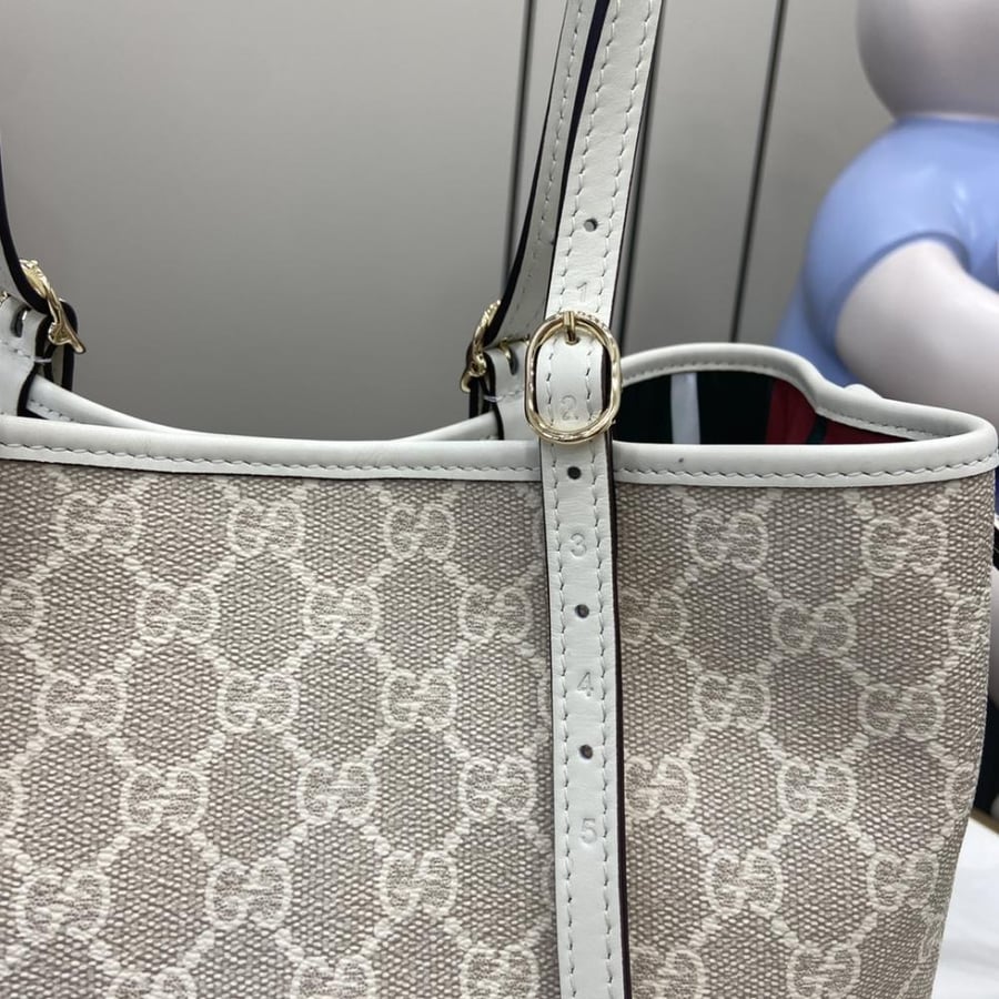 شنطة توت جوتشي متوسطة G G Emblem Medium Tote