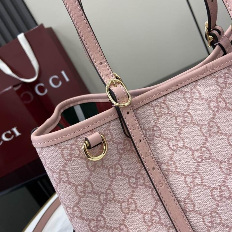 شنطة توت جوتشي متوسطة G G Emblem Medium Tote
