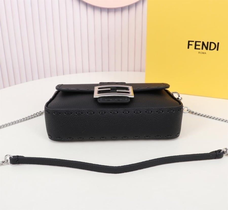 شنطة فيندي باجيت Fendi Baguette