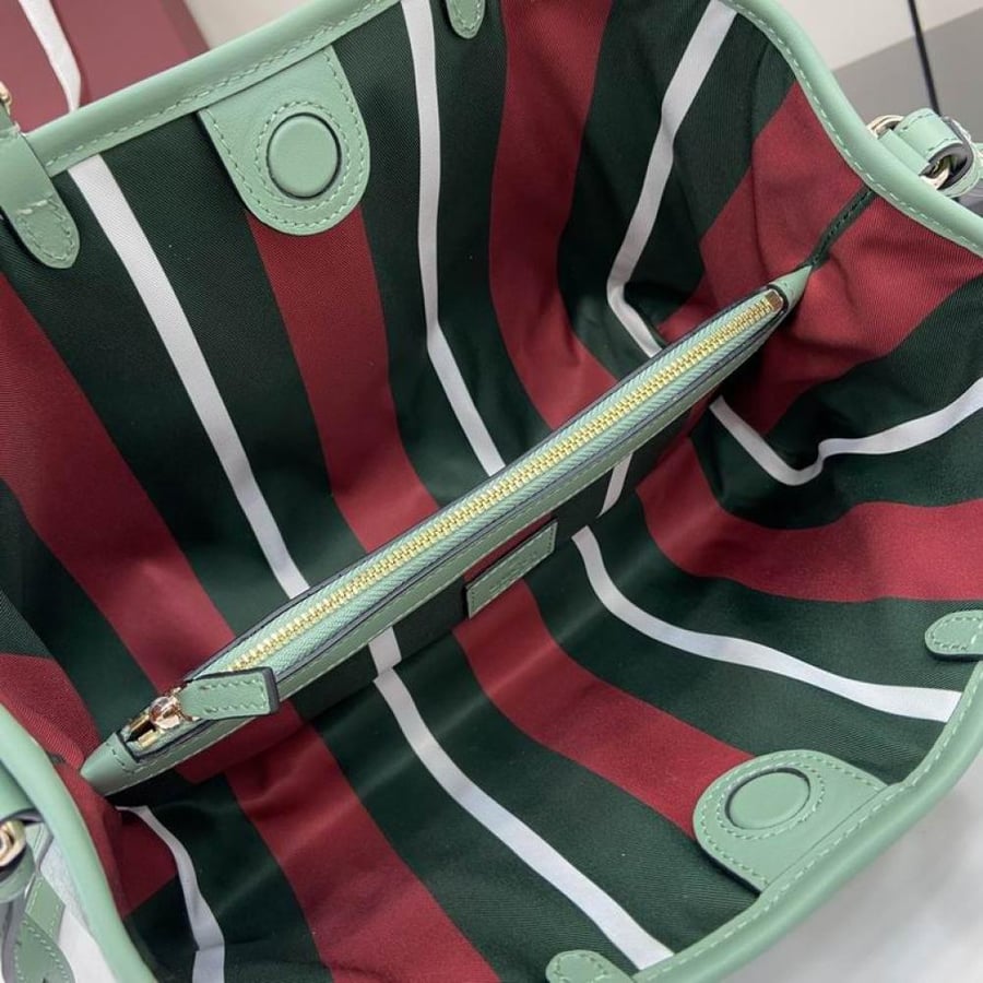 شنطة توت جوتشي متوسطة G G Emblem Medium Tote