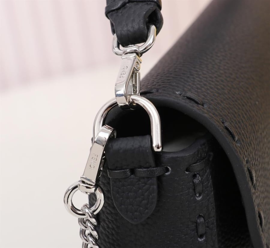 شنطة فيندي باجيت Fendi Baguette