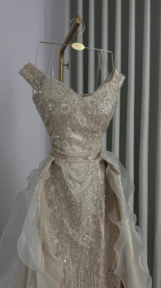 Luxury polyester evening dress with a soft royal appearance