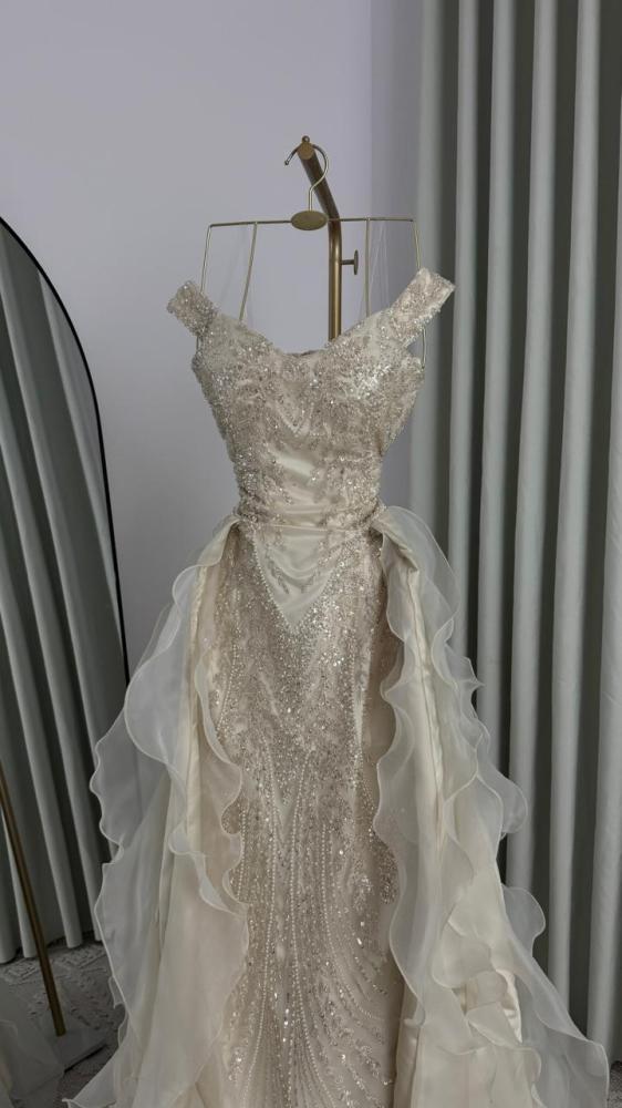 Luxury polyester evening dress with a soft royal appearance