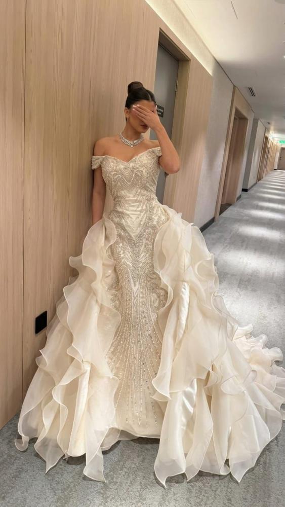 Luxury polyester evening dress with a soft royal appearance