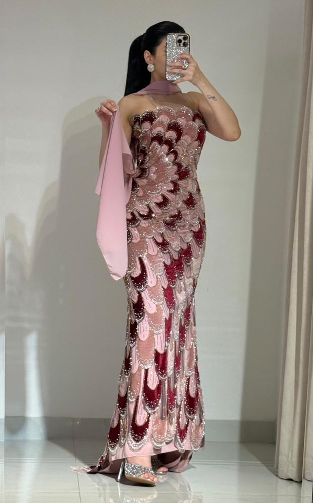 Evening dress embroidered with shiny sequins in pink colors