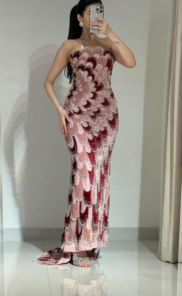 Evening dress embroidered with shiny sequins in pink colors