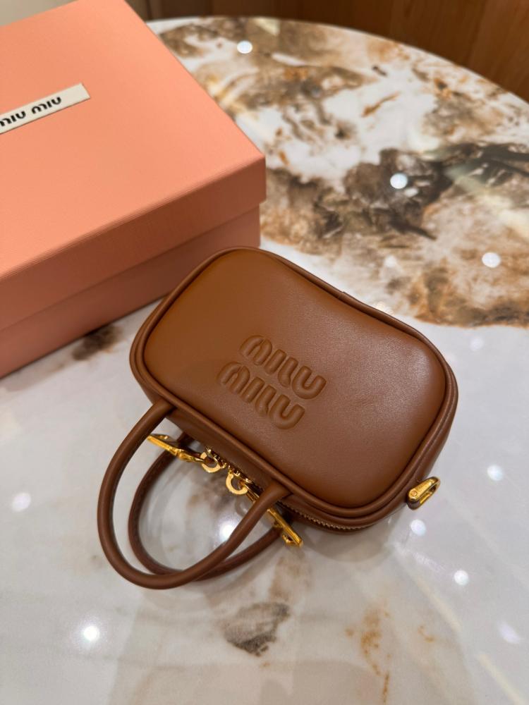 تعليقة Miu Miu