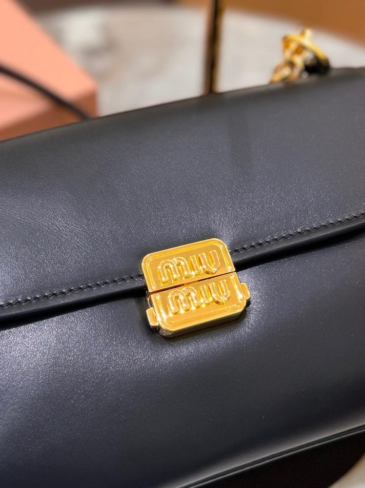 Leather shoulder bag