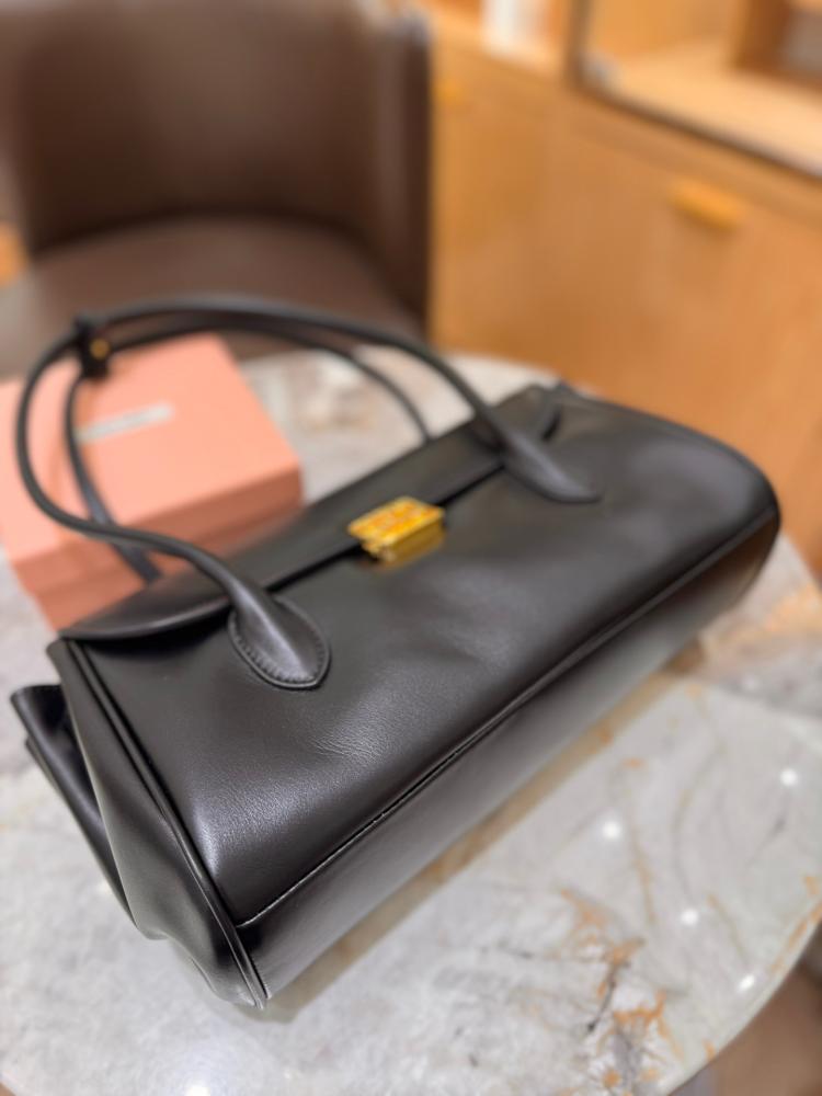 Leather shoulder bag