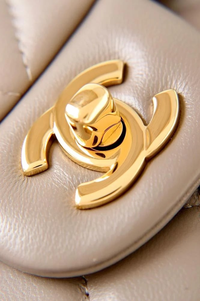 Classic Chanel 25 lampskin
