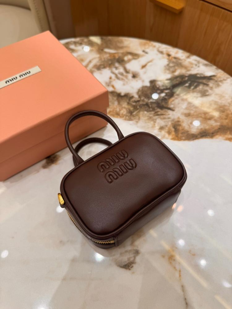 تعليقة Miu Miu
