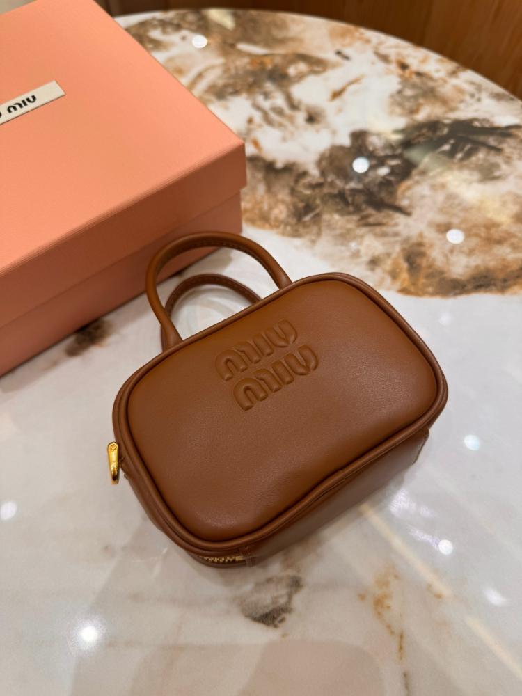 تعليقة Miu Miu