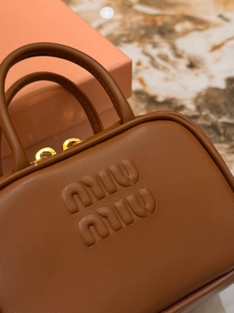 تعليقة Miu Miu