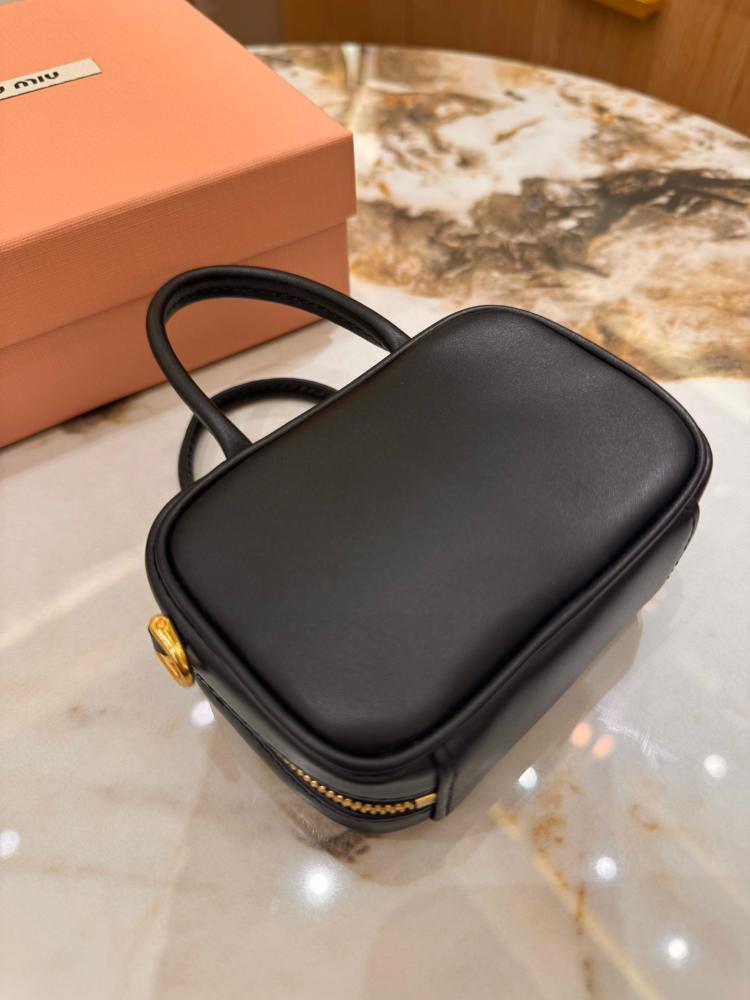 تعليقة Miu Miu