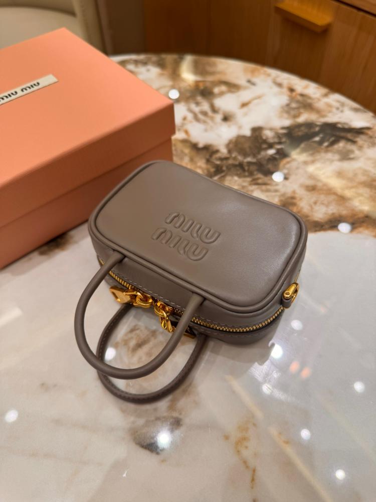 تعليقة Miu Miu