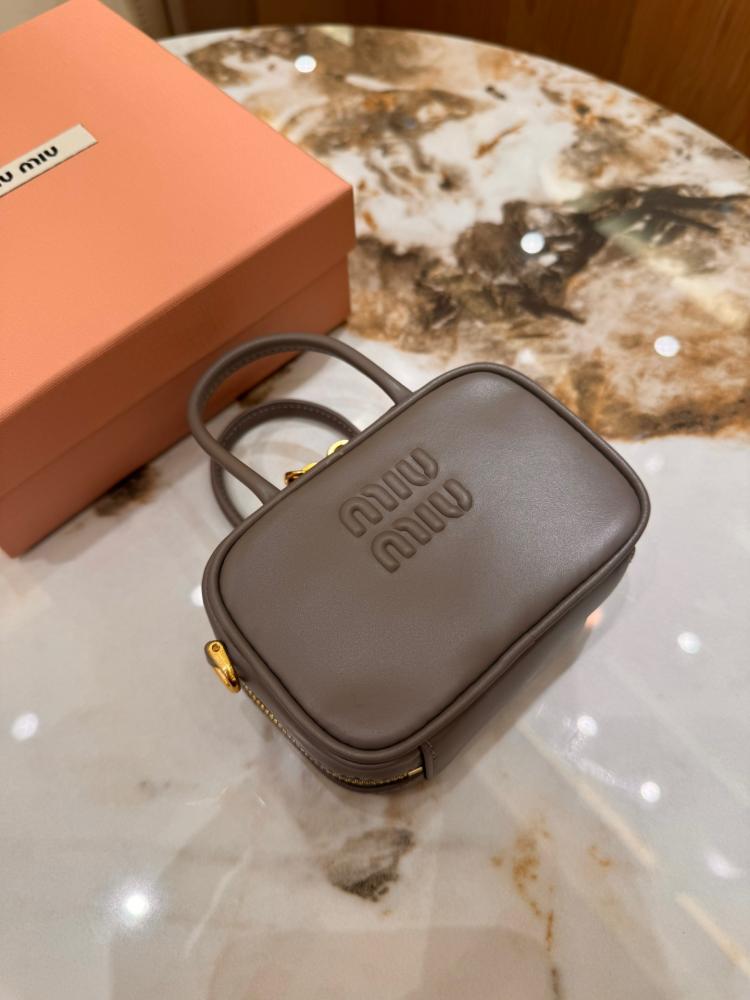 تعليقة Miu Miu