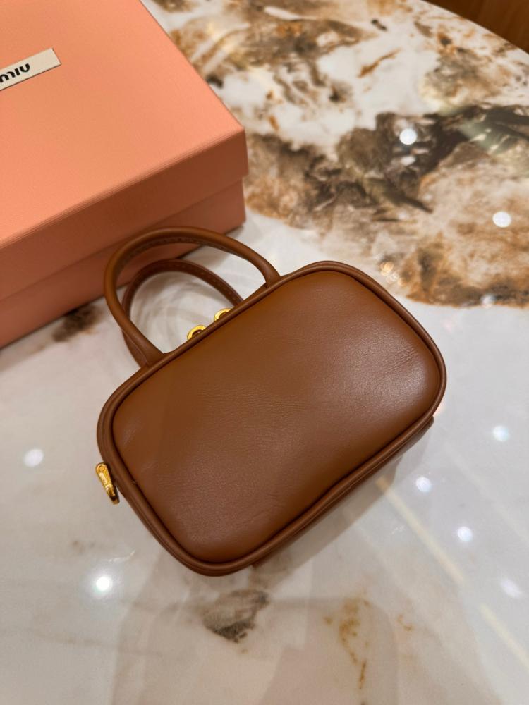 تعليقة Miu Miu
