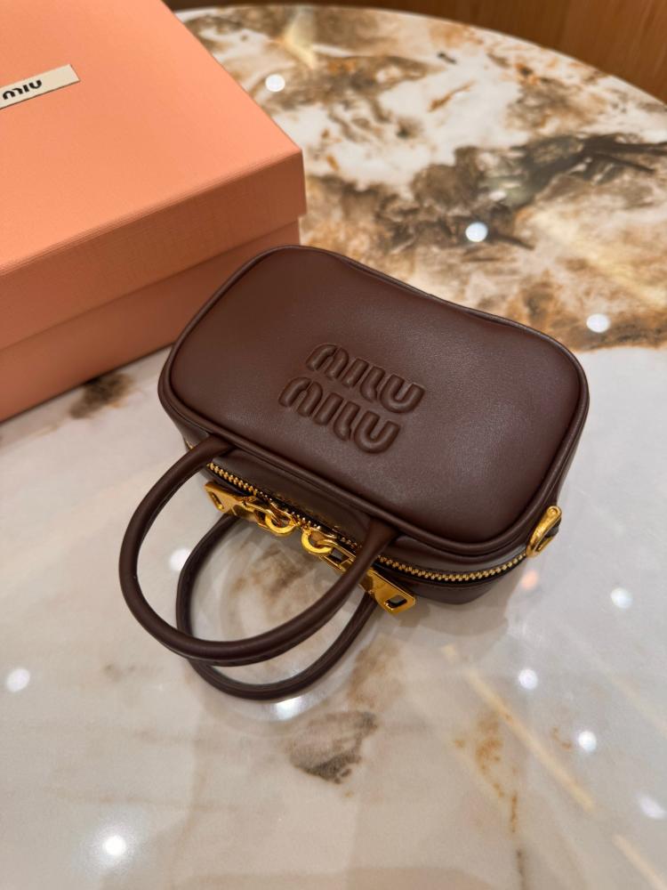 تعليقة Miu Miu