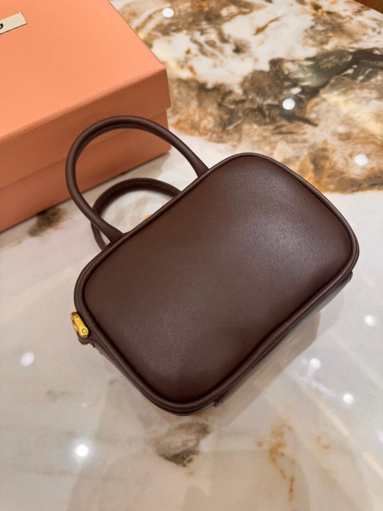 تعليقة Miu Miu