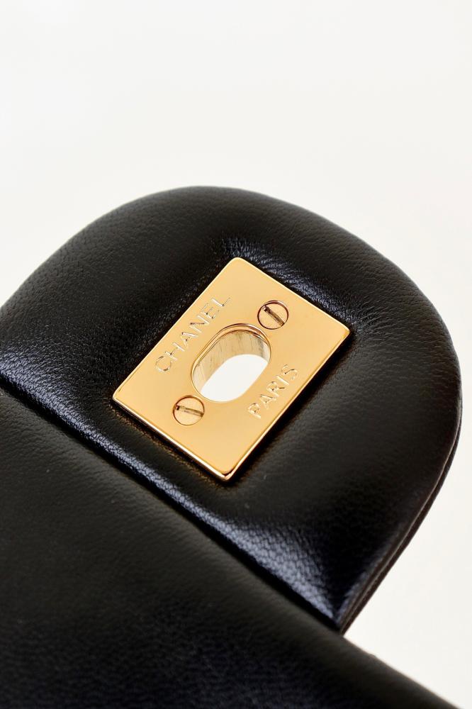 Classic Chanel 25 lampskin