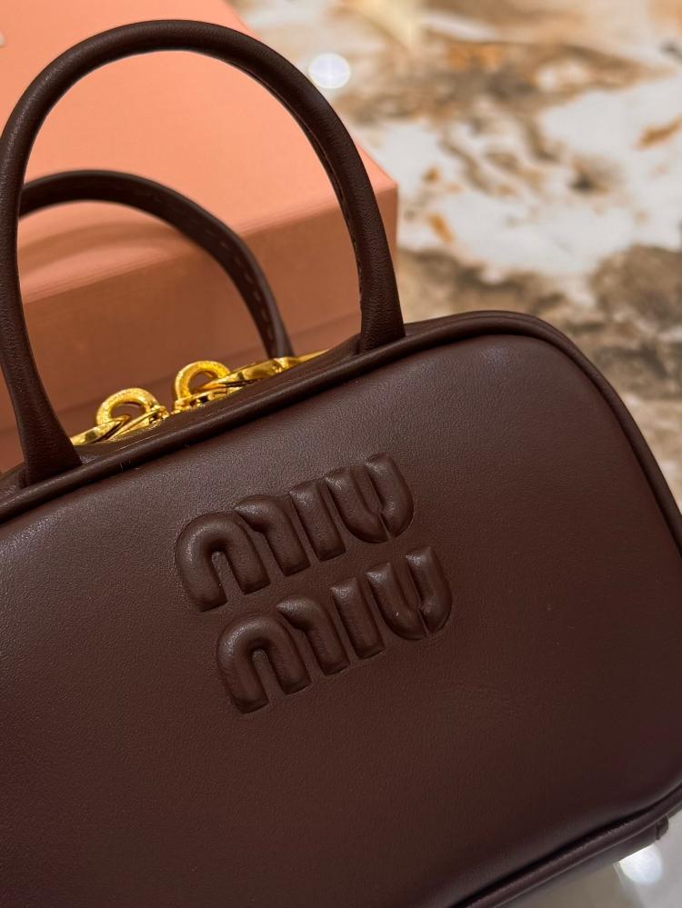 تعليقة Miu Miu