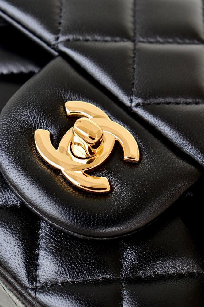 Classic Chanel 25 lampskin