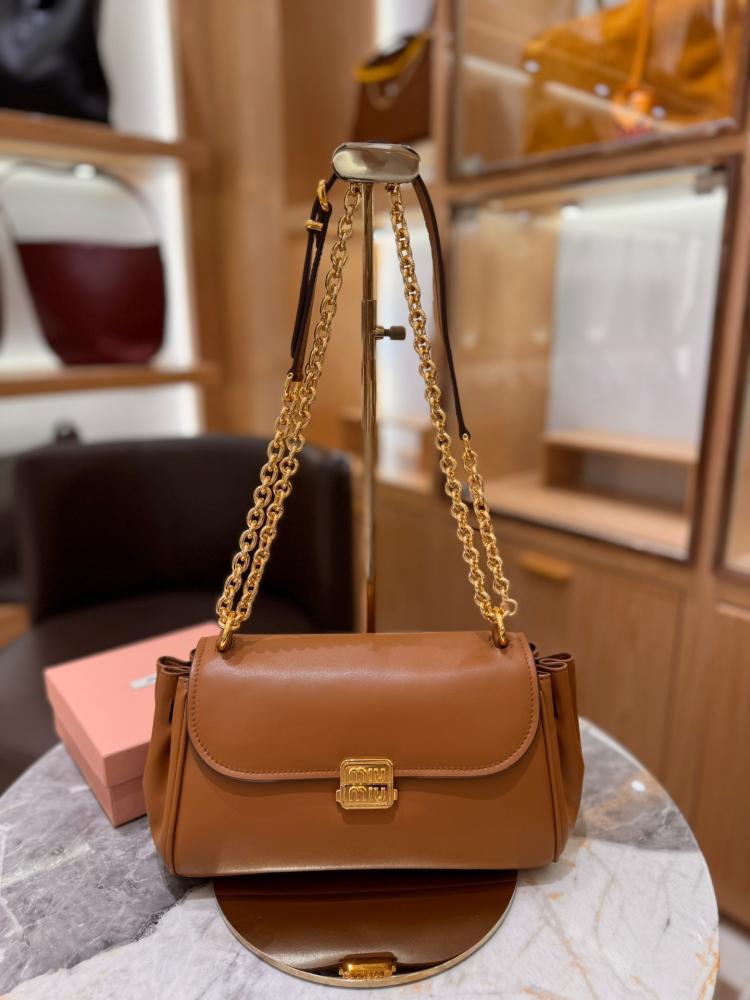 Leather shoulder bag
