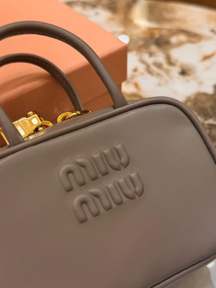 تعليقة Miu Miu