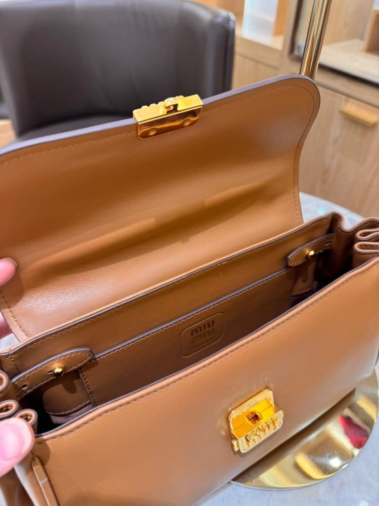 Leather shoulder bag