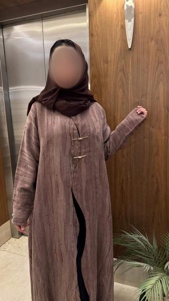 عباية حرير مغسول باللون البني بقصة مموجة مع تقفيلة باللون الذهبي