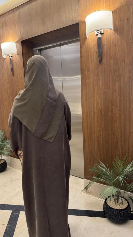 عباية حرير مغسول بشك وتطريز يدوي - اللون رمادي بني