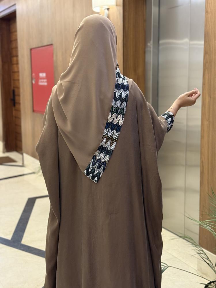 عباية حرير مغسول باللون الجملي مع تداخل بقماش ميسوني