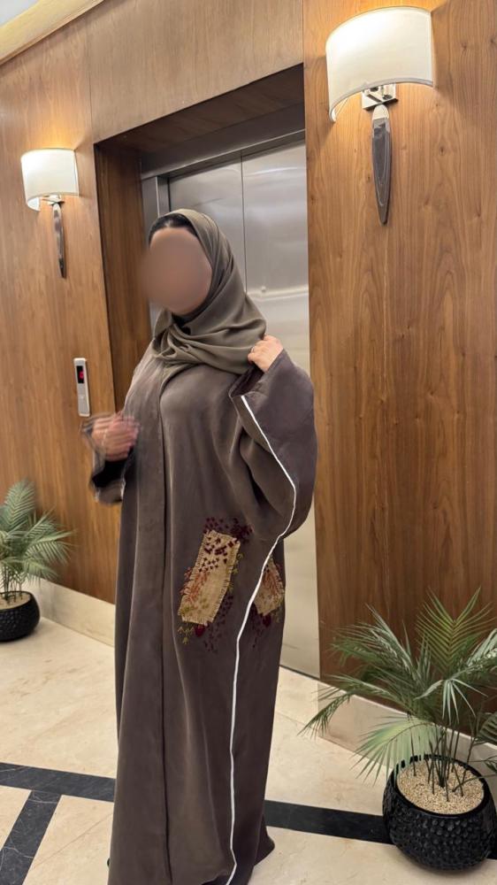 عباية حرير مغسول بشك وتطريز يدوي - اللون رمادي بني