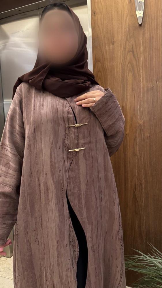 عباية حرير مغسول باللون البني بقصة مموجة مع تقفيلة باللون الذهبي