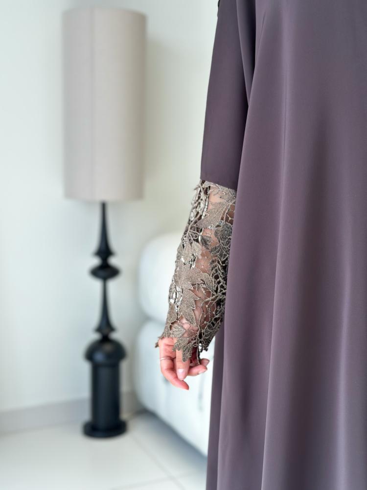 باية باللون البني من قماش الكريب المميّز، تتزيّن بجبير فخم على الأكمام يمنحها أناقة دافئة ولمسة راقية.