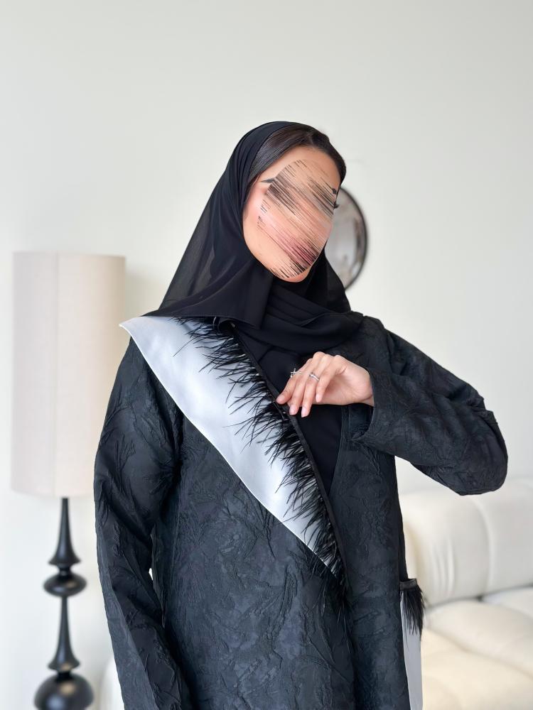 عباية من قماش التفتة المشجر ، مزينة بريش وتداخل اللون الرمادي لإطلالة عصرية فاخرة