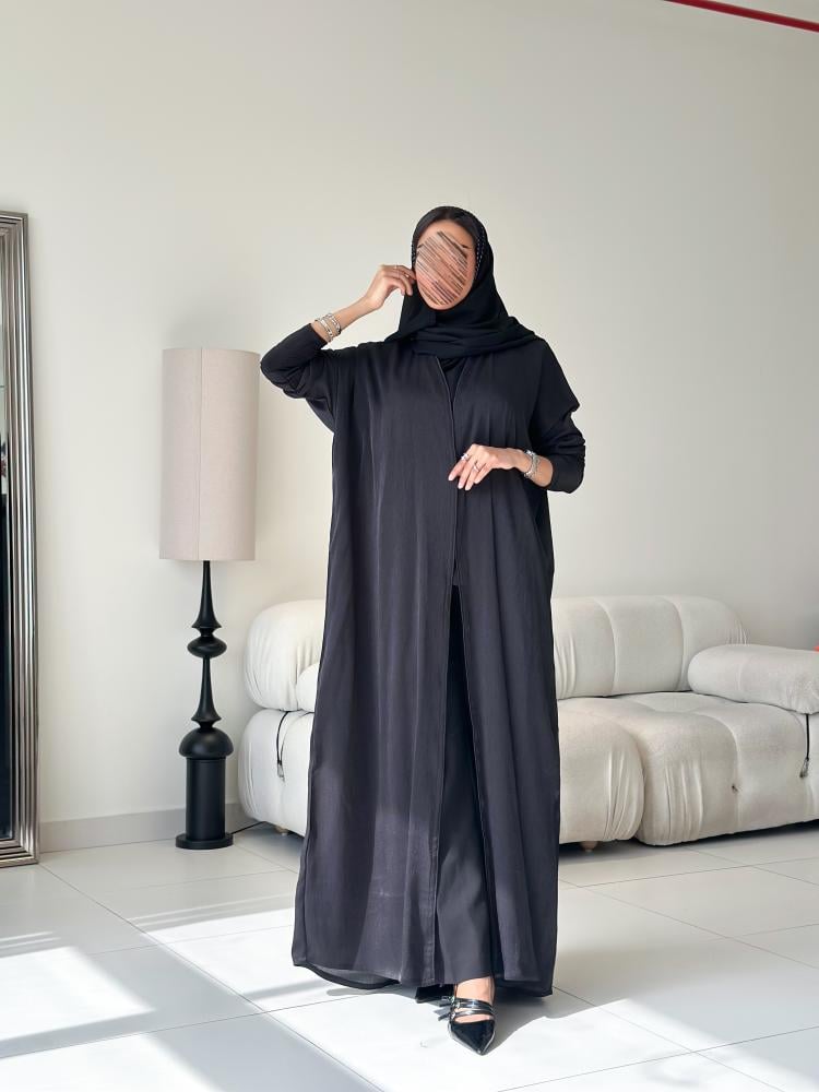 عباية خفيفة صيفية وعملية من قماش مرتب، بتصميم أنيق وأكمام جرسية تضيف لمسة عصرية وانسيابية ناعمة
