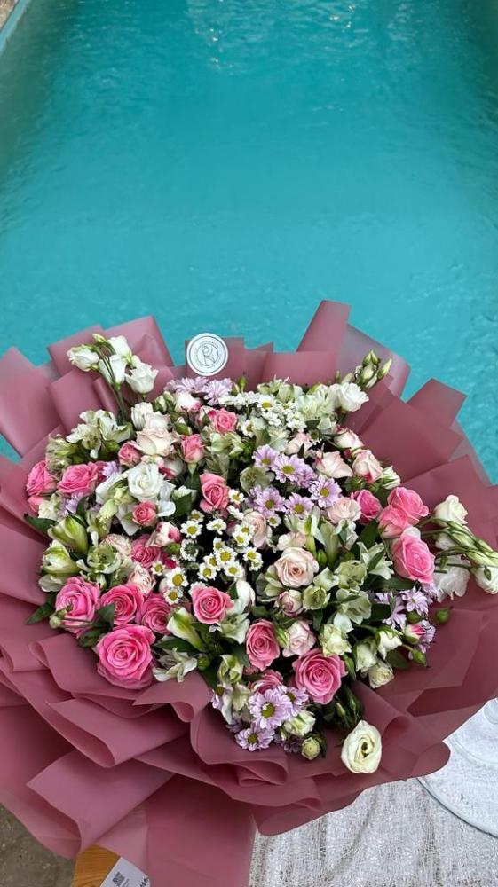 باقة ورد طبيعي بتغليف وردي