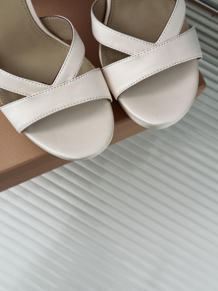 Thick-soled sandals