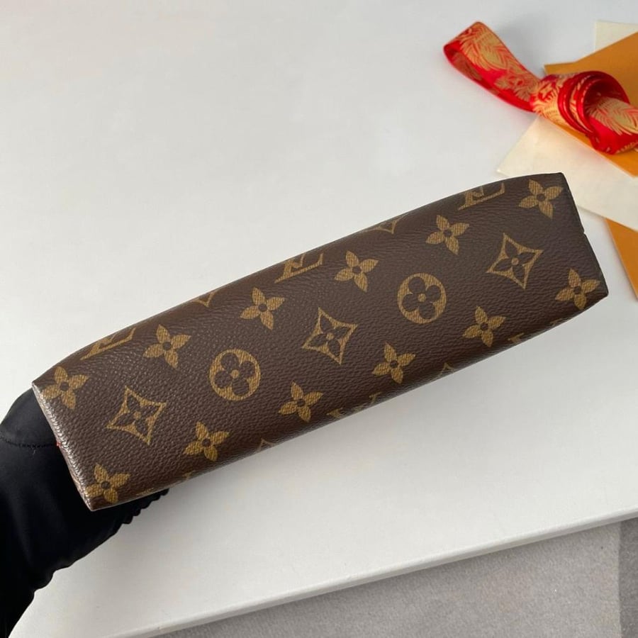 Make up bag lv