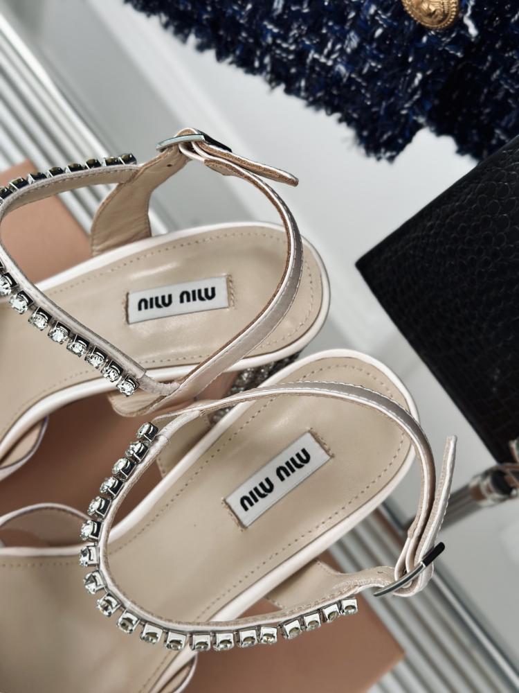 Thick-soled sandals