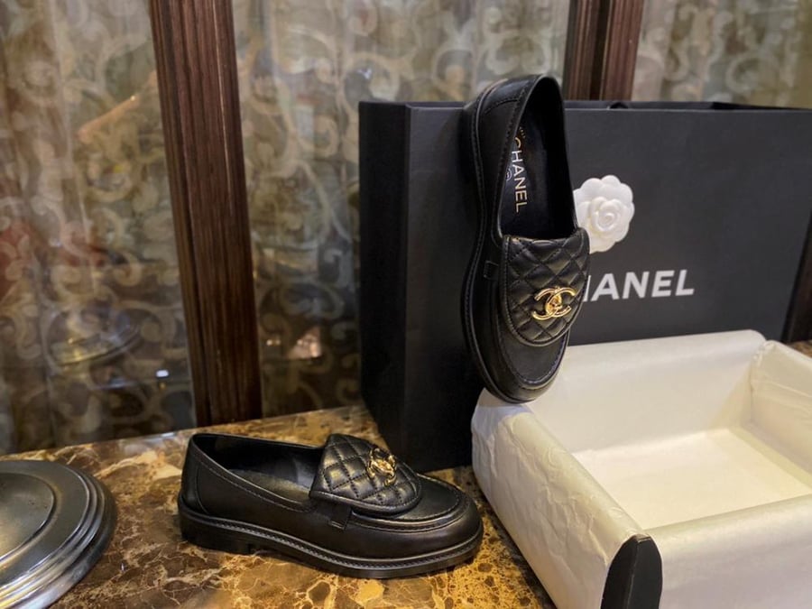 CHANEL BLACK TURNLOCK QUILTED LOAFERS