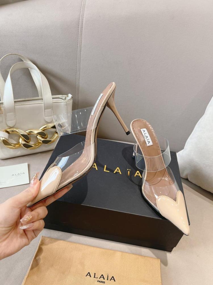 LE CŒUR SLINGBACKS IN PATENT LAMBSKIN