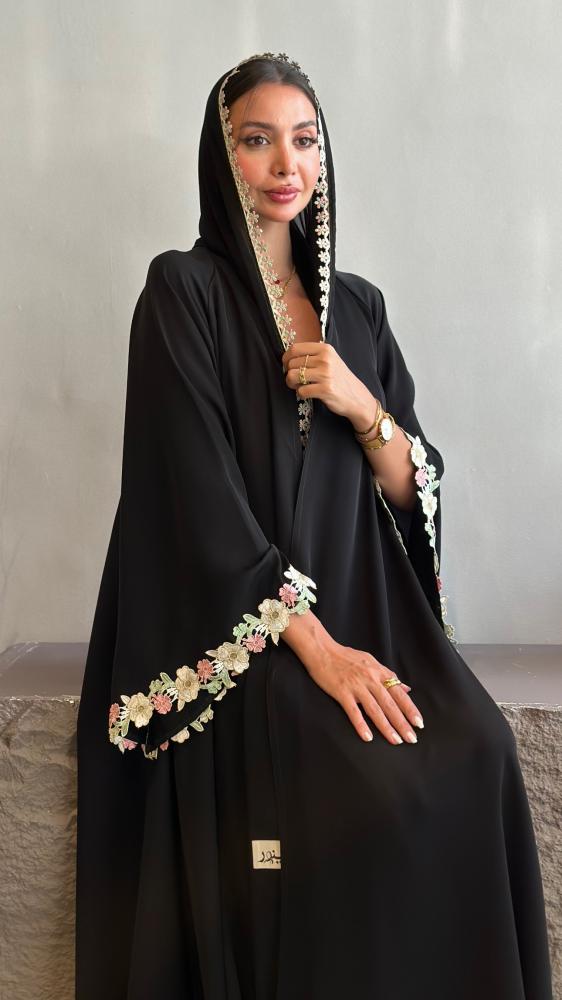 عبايه بقصة دبل كلوش بكلفه ورد على الاكمام